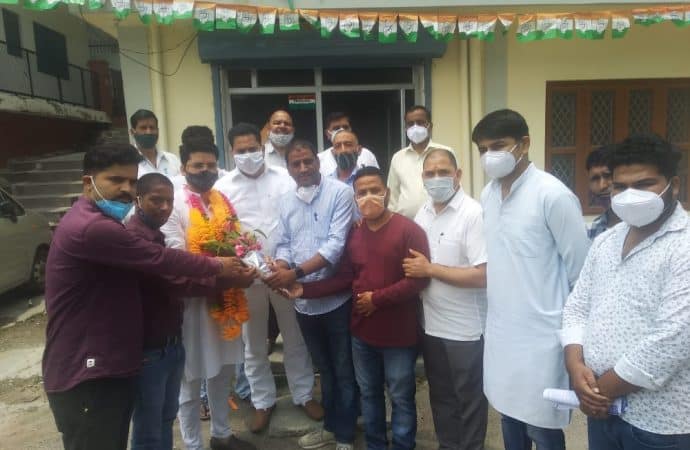 अखिल भारतीय कांग्रेस कमेटी टिहरी जनपद समन्वयक राहुल चौहान ने टिहरी में कार्यकर्ताओं को भाजपा सरकार की नाकामियों को जनता के बीच ले जाने को कहा ।