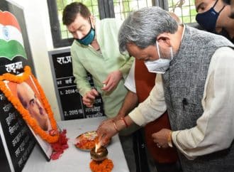 डॉ. श्यामाप्रसाद मुखर्जी के बलिदान दिवस के अवसर पर आयोजित कार्यक्रम में मुख्यमंत्री तीरथ ने पुष्पांजलि अर्पित कर दी श्रद्धांजलि।