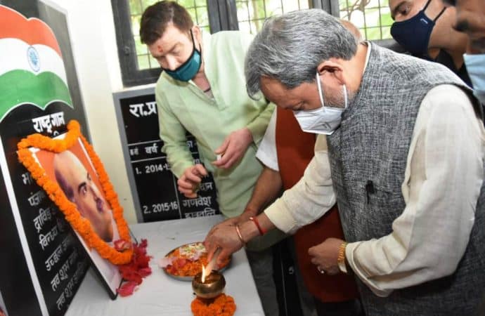 डॉ. श्यामाप्रसाद मुखर्जी के बलिदान दिवस के अवसर पर आयोजित कार्यक्रम में मुख्यमंत्री तीरथ ने पुष्पांजलि अर्पित कर दी श्रद्धांजलि।