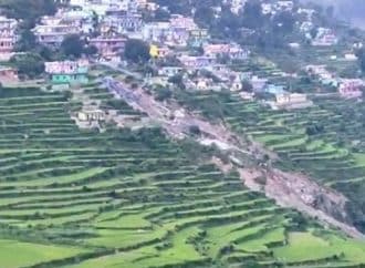 गोपेश्वर में विकासनगर मोहल्ले के निचले हिस्से में हो रहे भुस्खलन को लेकर क्षेत्र के लोगों में भय।