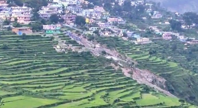गोपेश्वर में विकासनगर मोहल्ले के निचले हिस्से में हो रहे भुस्खलन को लेकर क्षेत्र के लोगों में भय।