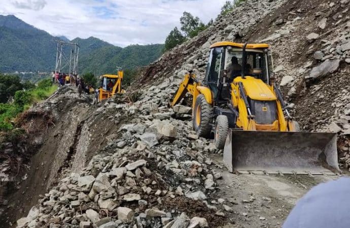 बद्रीनाथ-ऋषिकेश हाईवे जगह-जगह हुआ बंद, केदारनाथ हाईवे पर डेंजर जोन हुए सक्रिय लोगों को आवागमन में हो रही दिक्कतें।