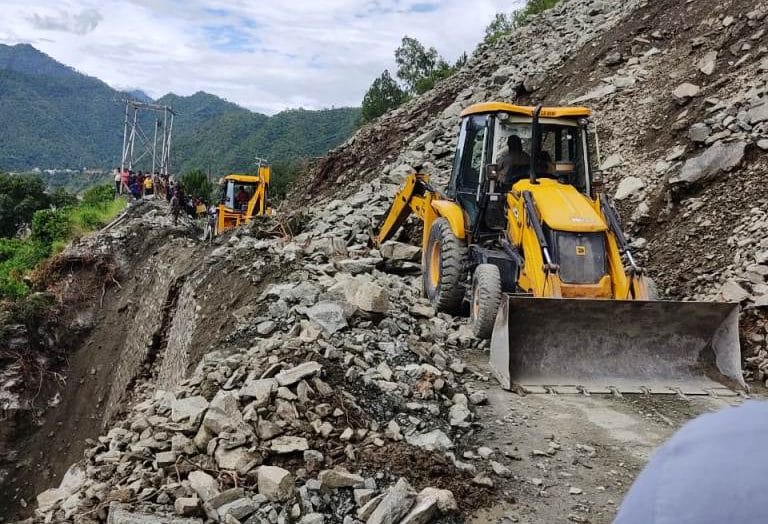 बद्रीनाथ-ऋषिकेश हाईवे जगह-जगह हुआ बंद, केदारनाथ हाईवे पर डेंजर जोन हुए सक्रिय लोगों को आवागमन में हो रही दिक्कतें।