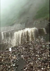 गंगोत्री हाइवे फकोट के पास भारी बारिश से वाशऑउट, देखें वीडियो।
