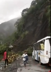 देखें वीडियो, कैसे भागकर बचायी लोगों ने जान, बड़ा हादसा होने से टला।