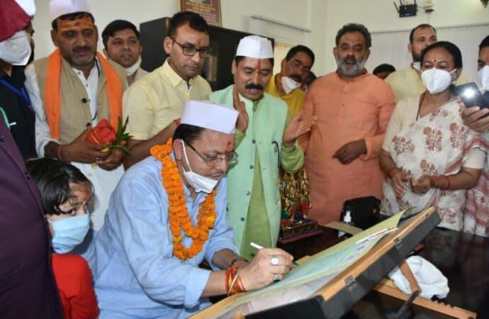 प्रदेश सरकार देगी महिला हाॅकी टीम की खिलाङी वंदना कटारिया को 25 लाख रुपए, तो ग्राफिक एरा डीम्ड यूनिवर्सिटी ने 11 लाख रुपये का पुरस्कार देने की घोषणा की।