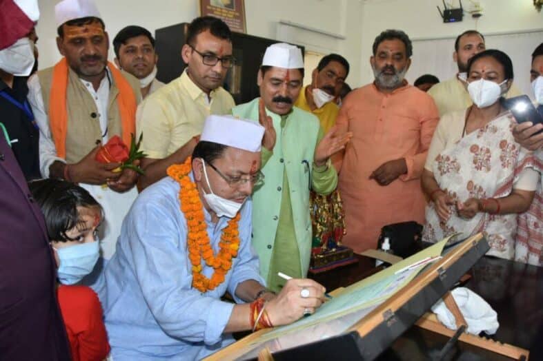 प्रदेश सरकार देगी महिला हाॅकी टीम की खिलाङी वंदना कटारिया को 25 लाख रुपए, तो ग्राफिक एरा डीम्ड यूनिवर्सिटी ने 11 लाख रुपये का पुरस्कार देने की घोषणा की।