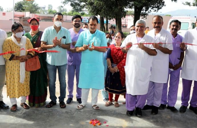 विधानसभा अध्यक्ष ने एम्स ऋषिकेश को अपनी निधि से एम्बुलेंस सौंपी, विधानसभा अध्यक्ष व एम्स निदेशक प्रोफेसर रवि कांत ने हरी झंडी दिखाकर किया रवाना।