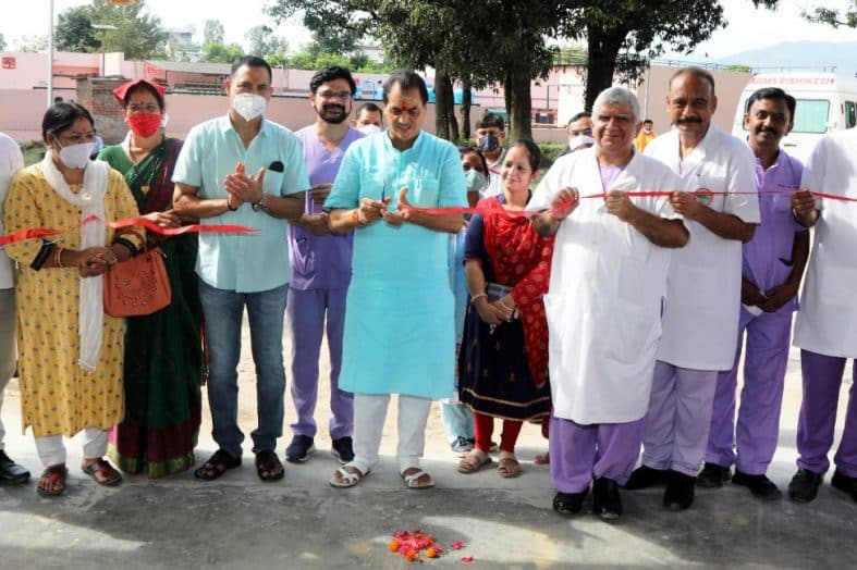 विधानसभा अध्यक्ष ने एम्स ऋषिकेश को अपनी निधि से एम्बुलेंस सौंपी, विधानसभा अध्यक्ष व एम्स निदेशक प्रोफेसर रवि कांत ने हरी झंडी दिखाकर किया रवाना।