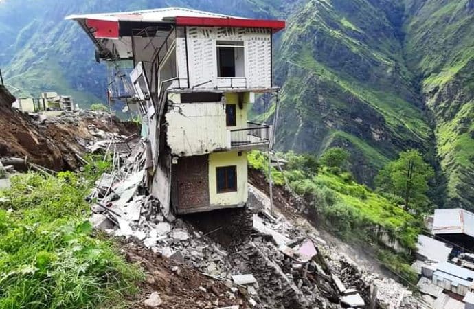 भरभरा कर गिरा तीन मंजिला होटल, आज जो तस्वीरें हम आपको दिखा रहे उसे देखकर आपके रोंगटे खड़े हो जाएंगे।