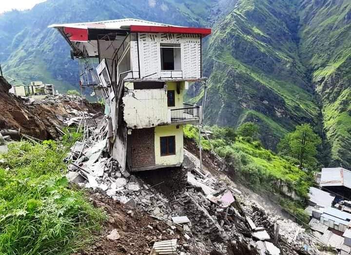 भरभरा कर गिरा तीन मंजिला होटल, आज जो तस्वीरें हम आपको दिखा रहे उसे देखकर आपके रोंगटे खड़े हो जाएंगे।