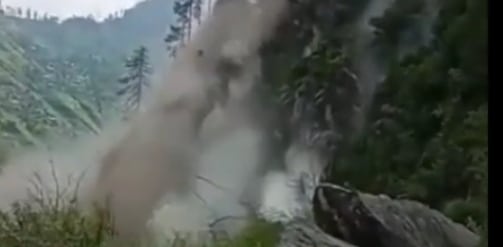 हिमाचल प्रदेश के किन्नौर जिले के निगुलसेरी नेशनल हाईवे-5 पर चट्टानें गिरने से बड़ा हादसा।