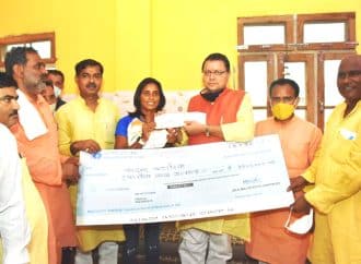 मुख्यमंत्री धामी ने भारतीय महिला हॉकी टीम की खिलाड़ी वंदना कटारिया को सौंपा घर जाकर 25 लाख रुपये का चेक, तीलू रौतेली पुरस्कार से भी किया सम्मानित।