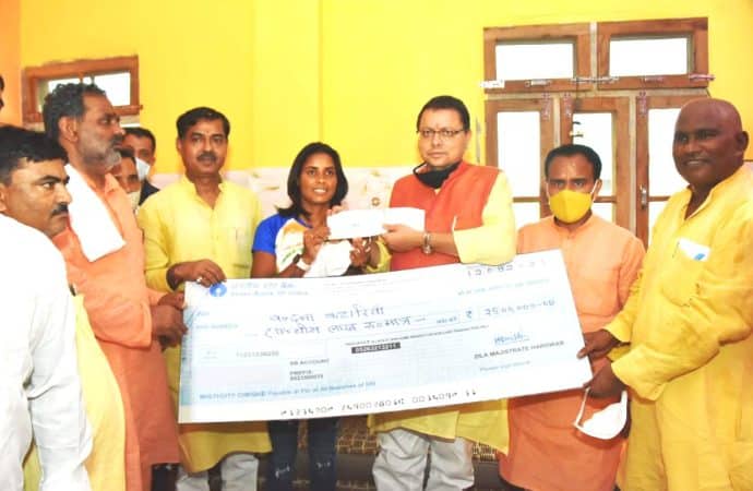 मुख्यमंत्री धामी ने भारतीय महिला हॉकी टीम की खिलाड़ी वंदना कटारिया को सौंपा घर जाकर 25 लाख रुपये का चेक, तीलू रौतेली पुरस्कार से भी किया सम्मानित।