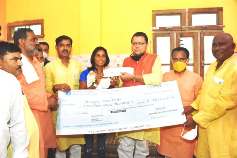 मुख्यमंत्री धामी ने भारतीय महिला हॉकी टीम की खिलाड़ी वंदना कटारिया को सौंपा घर जाकर 25 लाख रुपये का चेक, तीलू रौतेली पुरस्कार से भी किया सम्मानित।