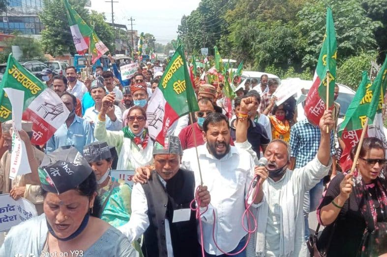 विधानसभा मानसून सत्र के पहले दिन उत्तराखंड क्रांति दल ने बोला सरकार के खिलाफ हल्ला बोल।