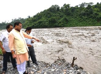 प्रदेश में लगातार भारी बारिश के चलते भरभरा कर रानीपोखरी पुल नदी में समाया, तो रायपुर से सहस्त्रधारा को जोड़ने वाला लिंक रोड भी नदी में बहा। देखें वीडियो