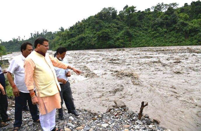 प्रदेश में लगातार भारी बारिश के चलते भरभरा कर रानीपोखरी पुल नदी में समाया, तो रायपुर से सहस्त्रधारा को जोड़ने वाला लिंक रोड भी नदी में बहा। देखें वीडियो