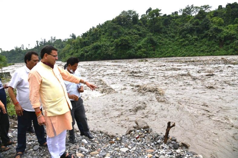 प्रदेश में लगातार भारी बारिश के चलते भरभरा कर रानीपोखरी पुल नदी में समाया, तो रायपुर से सहस्त्रधारा को जोड़ने वाला लिंक रोड भी नदी में बहा। देखें वीडियो