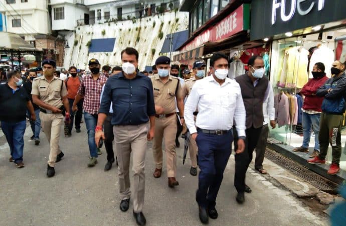 जिलाधिकारी और एसएसपी ने किया माल रोड का निरीक्षण, अतिक्रमण और अन्य व्यवस्थाओं का लिया जायजा, कोरोना गाइडलाइन का कड़ाई से पालन के दिए निर्देश।