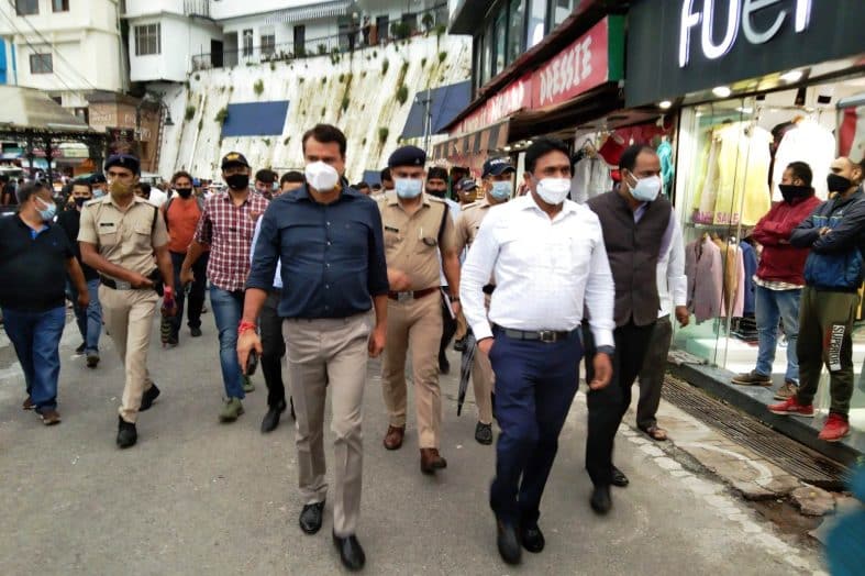 जिलाधिकारी और एसएसपी ने किया माल रोड का निरीक्षण, अतिक्रमण और अन्य व्यवस्थाओं का लिया जायजा, कोरोना गाइडलाइन का कड़ाई से पालन के दिए निर्देश।