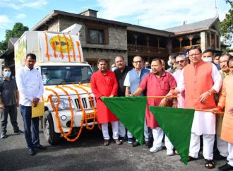 मुख्यमंत्री धामी और सहकारिता मंत्री धन सिंह ने सहकारी बैंकों की 10 एटीएम वैन को हरी झंडी दिखा कर किया रवाना।