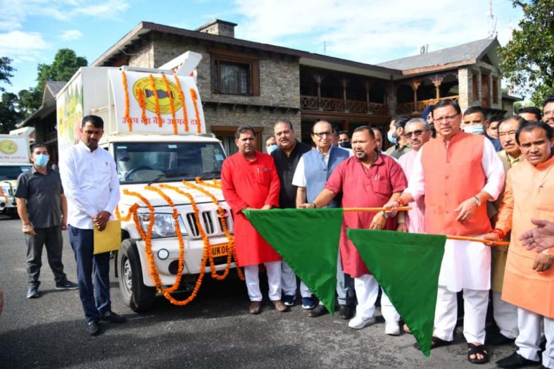 मुख्यमंत्री धामी और सहकारिता मंत्री धन सिंह ने सहकारी बैंकों की 10 एटीएम वैन को हरी झंडी दिखा कर किया रवाना।