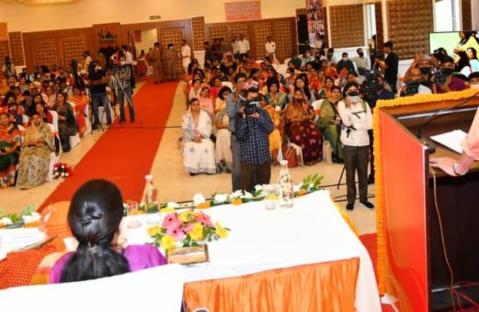 महिलाओं को आत्म निर्भर बनाने के लिए मुख्यमंत्री ने की घोषणा, प्रदेश में शुरू की जायेगी मुख्यमंत्री नारी सशक्तीकरण योजना।