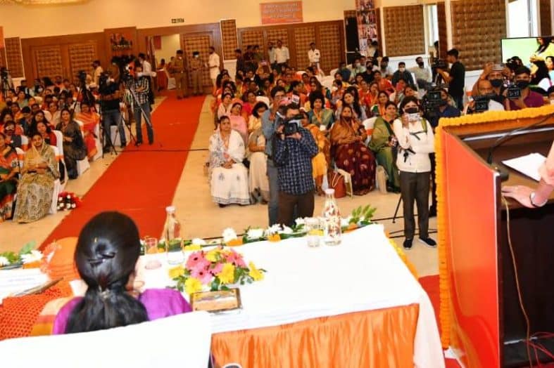 महिलाओं को आत्म निर्भर बनाने के लिए मुख्यमंत्री ने की घोषणा, प्रदेश में शुरू की जायेगी मुख्यमंत्री नारी सशक्तीकरण योजना।