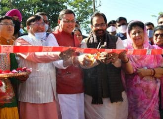 मुख्यमंत्री धामी और केन्द्रीय अल्पसंख्यक मामलों के मंत्री मुख्तार अब्बास नकवी ने हुनर हाट मेले का किया उद्घाटन।