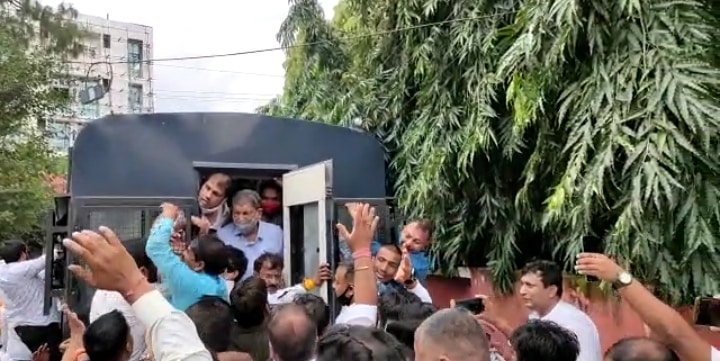 पूर्व सीएम हरीश रावत गिरफ्तार, लखीमपुर खीरी घटना का सैकड़ों कार्यकर्ताओं के साथ कर रहे थे विरोध।