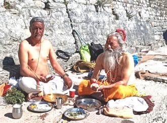 पित्र अमावस्या के अंतिम दिन बद्रीनाथ ब्रह्म कपाल में तर्पण पिंडदान करने वालों की लगी रही भीड़।
