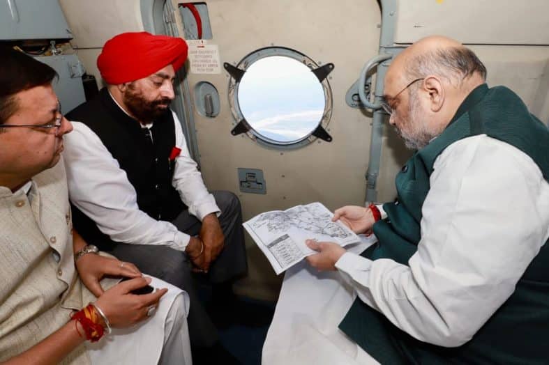 गृहमंत्री अमित शाह ने किया आपदाग्रस्त छेत्रों का दौरा, मुख्यमंत्री की तारीफ कर कहा केंद्र की चेतावनी के बाद राज्य सरकार ने जिस तरह काम किया है वह सही मायने में काबिले तारीफ है।