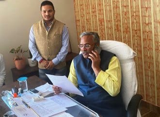 बीजेपी जिलाध्यक्ष युवा मोर्चा प्रदीप नेगी जेटली ने पूर्व सीएम के सामने रखी जंगली जानवरों की समस्या।