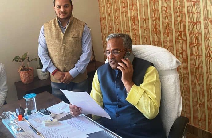 बीजेपी जिलाध्यक्ष युवा मोर्चा प्रदीप नेगी जेटली ने पूर्व सीएम के सामने रखी जंगली जानवरों की समस्या।