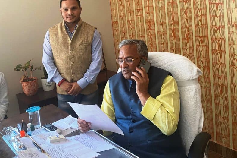 बीजेपी जिलाध्यक्ष युवा मोर्चा प्रदीप नेगी जेटली ने पूर्व सीएम के सामने रखी जंगली जानवरों की समस्या।