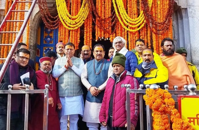 मुख्यमंत्री पुष्कर सिंह धामी ने बाबा केदारनाथ जी के किये दर्शन, कहा तीर्थों के पंडा, पुरोहित और पुजारियों के मान सम्मान को कोई ठेस नहीं पहुंचाई जायेगी।