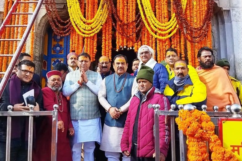 मुख्यमंत्री पुष्कर सिंह धामी ने बाबा केदारनाथ जी के किये दर्शन, कहा तीर्थों के पंडा, पुरोहित और पुजारियों के मान सम्मान को कोई ठेस नहीं पहुंचाई जायेगी।