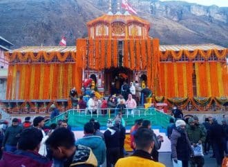 कल होंगे बंद शीतकाल हेतु श्री बदरीनाथ धाम के कपाट, 20 क्विंटल फूलों से सजाया गया बदरीनाथ मंदिर।