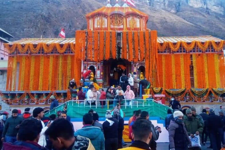 कल होंगे बंद शीतकाल हेतु श्री बदरीनाथ धाम के कपाट, 20 क्विंटल फूलों से सजाया गया बदरीनाथ मंदिर।