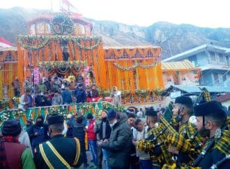 श्री बदरीनाथ धाम के कपाट शीतकाल हेतु आज शाम 6 बजकर 45 मिनट पर विधि-विधान से सेना के बैंड एवं मसकबीन की भक्तिमय धुनों के बीच बंद।