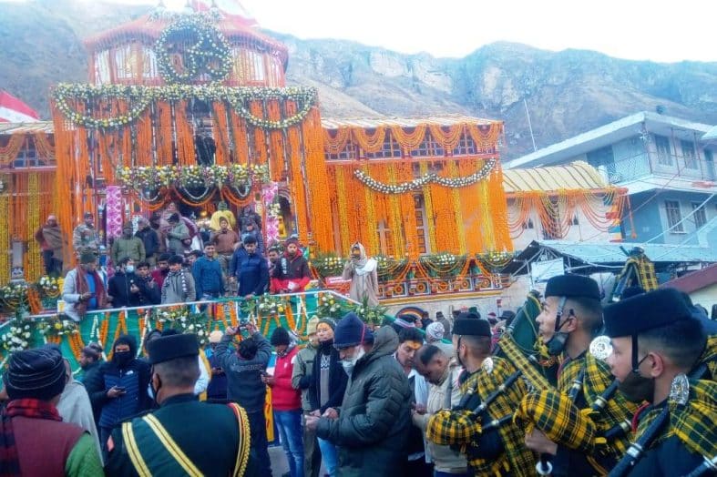 श्री बदरीनाथ धाम के कपाट शीतकाल हेतु आज शाम 6 बजकर 45 मिनट पर विधि-विधान से सेना के बैंड एवं मसकबीन की भक्तिमय धुनों के बीच बंद।