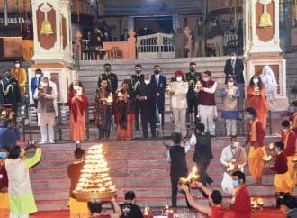 उत्तराखंड पहुंचे राष्ट्रपति रामनाथ कोविंद ने पतंजलि विश्वविद्यालय के प्रथम दीक्षांत समारोह में गोल्ड मेडलिस्ट विद्यार्थियों को उपाधि प्रदान की तो वहीँ सायंकाल परमार्थ निकेतन की माँ गंगा जी की आरती में सपरिवार प्रतिभाग किया।
