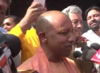 यूपी में योगी आज लेंगें शपथ तो वहीं योगी के जन्मभूमि उत्तराखंड में जश्न का माहौल।