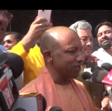 यूपी में योगी आज लेंगें शपथ तो वहीं योगी के जन्मभूमि उत्तराखंड में जश्न का माहौल।