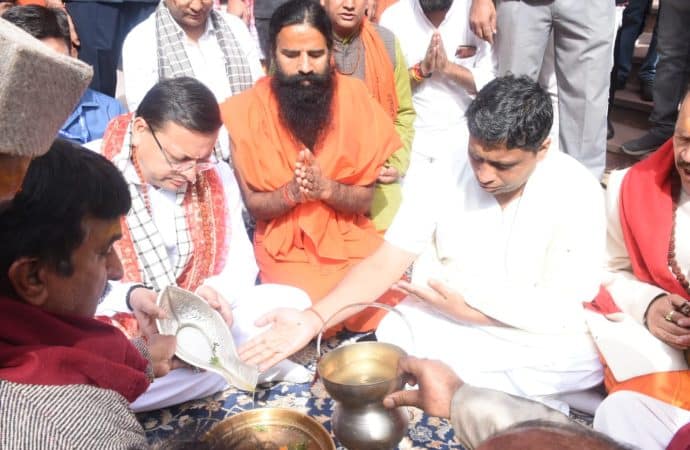 पतंजलि आयुर्वेद, निम एवं आई.एम.एफ. के संयुक्त ट्रैकिंग अभियान दल को मुख्यमंत्री धामी व् बाबा रामदेव ने किया रवाना।