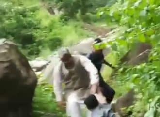 पूर्व मुख्यमंत्री त्रिवेंद्र सिंह रावत के काफिले के सामने आया हाथी, चट्टान पर चढ़कर बचाई जान।