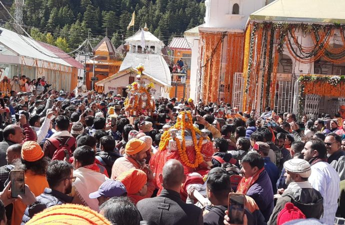 प्रसिद्ध श्री गंगोत्री धाम के कपाट आज विधि विधान के साथ शीतकाल के लिए हुए बंद,मां गंगा के दर्शन मुखबा (मुखीमठ) में होंगे। ।
