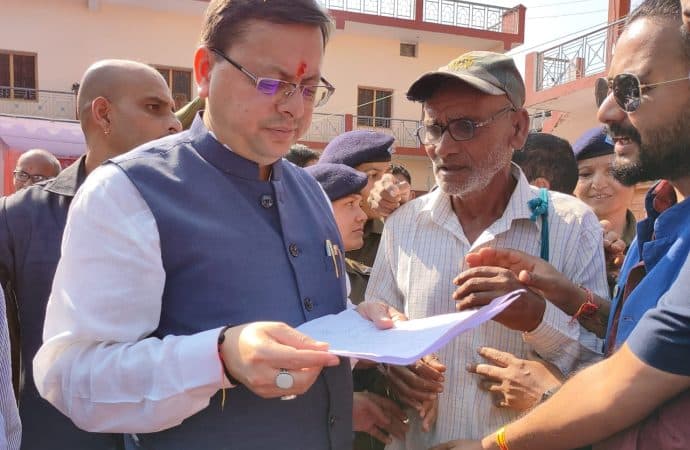 समय से निस्तारण करें जन समस्याएं को, संबंधित अधिकारी की जिम्मेदारी तय की जायेगी। लटकाया तो नपेंगे अधिकारी- पुष्कर सिंह धामी।