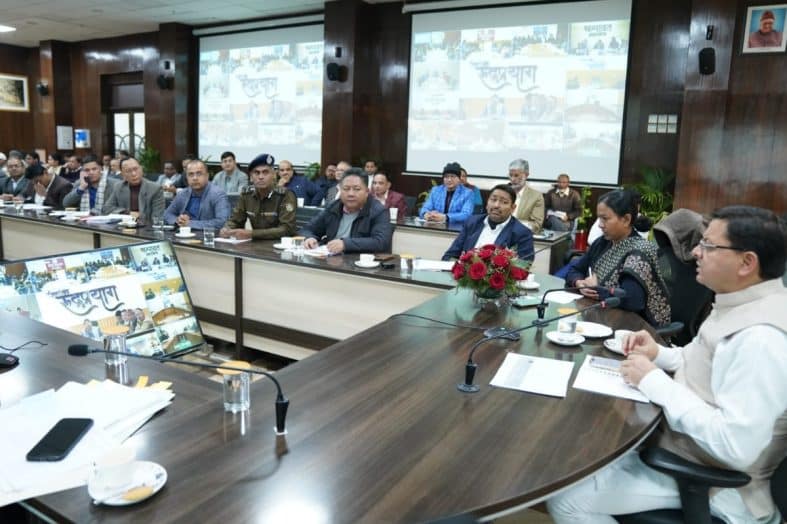 मुख्यमंत्री धामी ने सी.एम. हेल्पलाइन 1905 की समीक्षा के दौरान शिकायतकर्ताओं एवं हेल्पलाइन पर स्वयं बात कर परखी व्यवस्थायें।